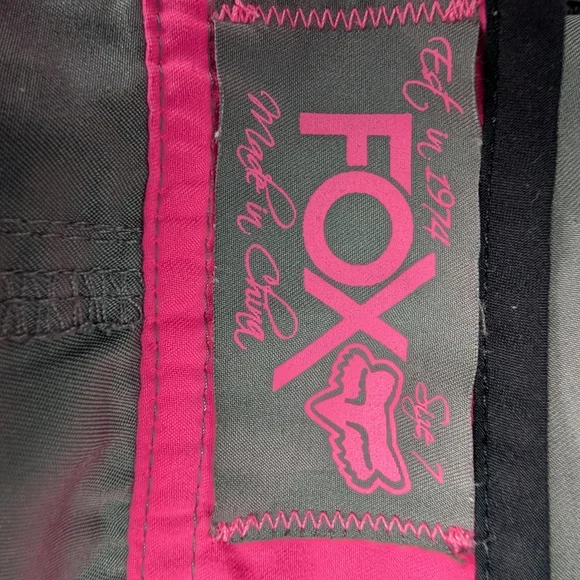 Fox Gray and Pink Cargo Shorts with Stylish Accents - Picture 9 of 9